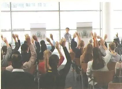 Fotografía de un grupo de jóvenes (estudiantes) en lo que parece una conversación o debate en un espacio educativo. La imagen ilustra la comunicación oral efectiva entre pares. Crédito: Shutterstock 1235249353.