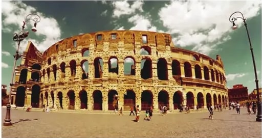 Fotografía del Coliseo Romano con personas alrededor.