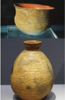 Vasijas: arriba Valdivia con diseño de laberinto; abajo Jomon (Japón). ¿Encuentras similares los diseños?