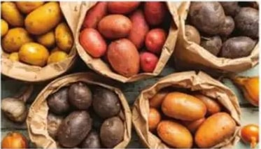 Sacos de papas de varios colores.
