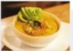 Plato de caldo de patas.