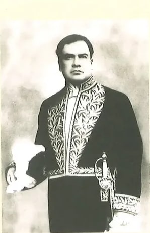 Fotografía de Rubén Darío, poeta nicaragüense (1867-1916). Retrato en blanco y negro o sepia del poeta con traje formal. Aparece en el panel lateral derecho con la descripción de su rol como máximo representante del modernismo. Crédito: Wikimedia Commons.