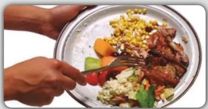 Plato con ulluco preparado, ilustra el ejemplo de uso de Kawsu: 'Escarba el olluco con el escarbador'.