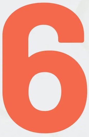 Ilustración decorativa de una regla vertical naranja con marcas de medición y un cohete blanco/rojo en propulsión, simbolizando aprendizaje y progreso.