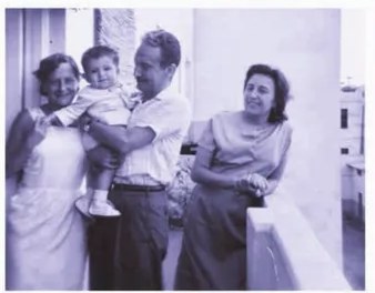Fotografía en blanco y negro de un hombre y una mujer sosteniendo a un bebé, posible imagen familiar de Arguedas.