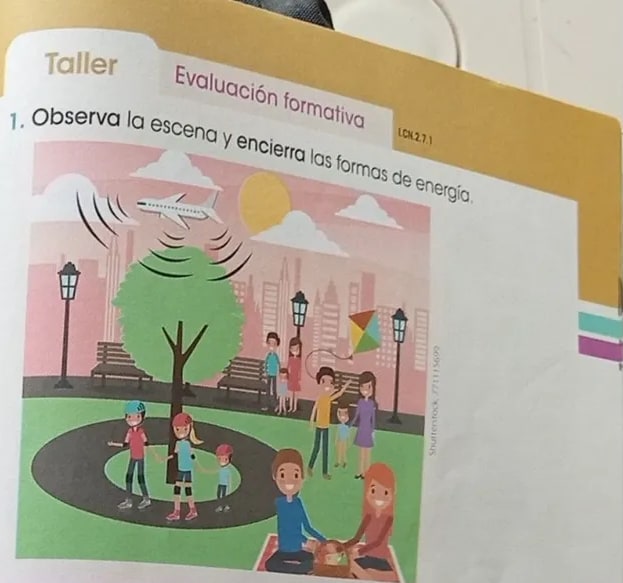 Escena con niños jugando, lámpara encendida, instrumentos musicales.