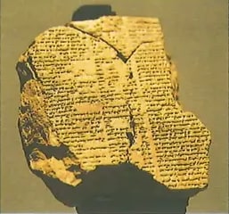 Fotografía de una tablilla de arcilla con inscripciones cuneiformes. Corresponde a un fragmento de la biblioteca de Asurbanipal en Nínive. Crédito: Wikimedia Commons.