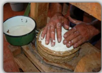 Fotografía de ovillos de hilo (kurur) de colores, posiblemente para tejido de poncho andino (ilustra las entradas 'kurur' y 'kururay').