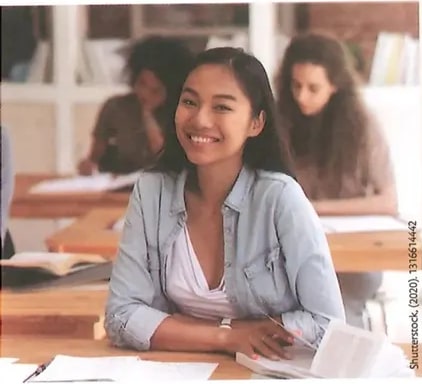 Fotografía de un joven adolescente leyendo un libro, incluida en el panel lateral 'Competencia comunicacional'. La imagen ilustra el acto de leer y comprender textos expositivos. Crédito: Pixabay.com.