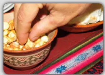 Fotografía de habas siendo tostadas en una sartén, ilustrando la entrada hamkay (tostar).