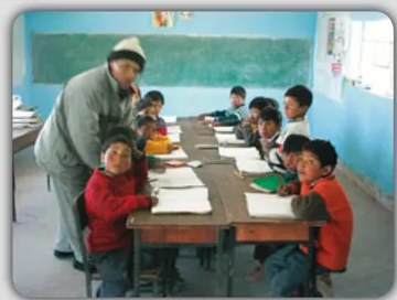 Foto de un edificio escolar o escena de escuela (Yachay wasi).