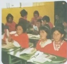 Foto de rescatistas en escombros.