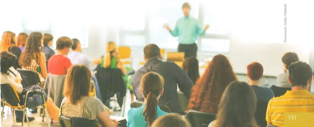 Fotografía de fondo (baja opacidad) que muestra un grupo de estudiantes o jóvenes sentados en un auditorio o sala de cine, mirando en la misma dirección. Sugiere la actividad del cine foro en contexto educativo.