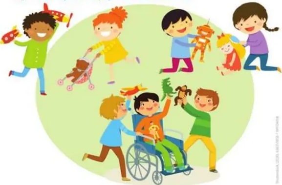Niños con diversos juguetes (cohete, robot, bebés, ositos) jugando inclusivamente.