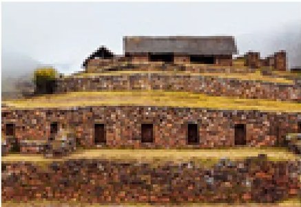 Fotografía de muros de piedra inca construidos como defensa contra la invasión española. Arquitectura militar andina con técnica de encaje de piedra sin argamasa.