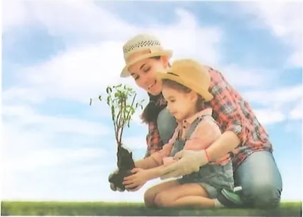 Fotografía de una mujer adulta con sombrero y una niña pequeña también con sombrero, ambas arrodilladas en el jardín plantando un árbol o planta pequeña. Imagen para el ejercicio 7, primer recuadro de escritura (azul). Crédito: Shutterstock (2020) 390162913.