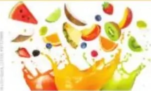 Frutas suspendidas sobre vaso de jugo de naranja, ilustrando come y bebe.
