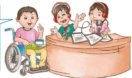 Ilustración de tres niños en un estudio de radio: uno en silla de ruedas y dos con auriculares frente a un micrófono, representando la práctica de locución radial en el aula.