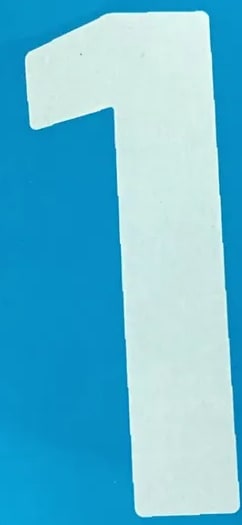 Ilustración decorativa de un cohete despegando con estela amarilla y púrpura, sobre fondo azul con nubes blancas en la parte inferior.