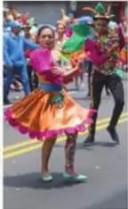 Bailarines en el desfile del Carnaval de Ambato.
