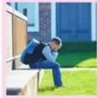 Ilustración de discriminación: hombres subiendo escaleras mientras mujer está al pie.