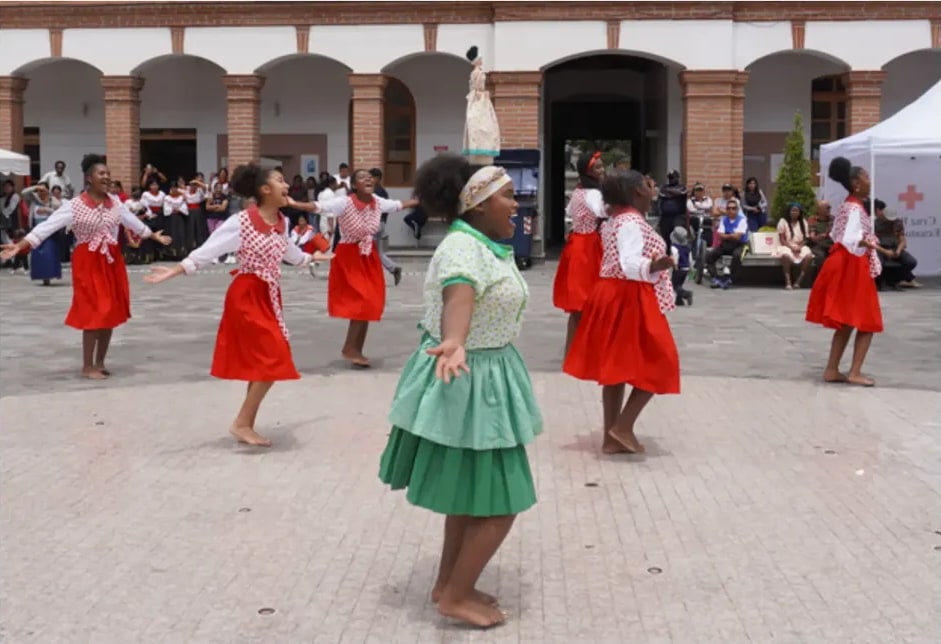 Fotografía (Aldrik Santos) de danzantes de bomba.