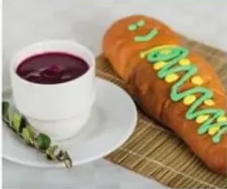 Plato de colada morada con guaguas de pan.