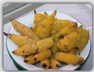 Fotografía de un hombre adulto andino sosteniendo un mate (mati) de calabaza; ilustra la entrada Mati como vajilla