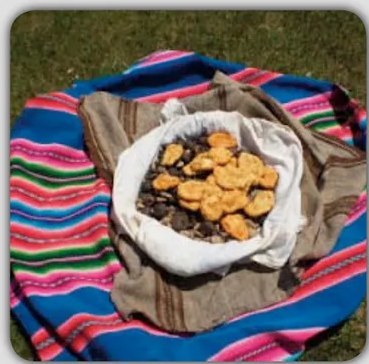 Tazón blanco con preparación alimenticia de color naranja/amarillo, probablemente camote cocido o mazamorra (Api/Apichu).