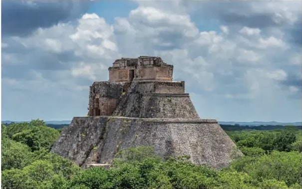 Pirámide maya escalonada de Tikal entre selva guatemalteca.