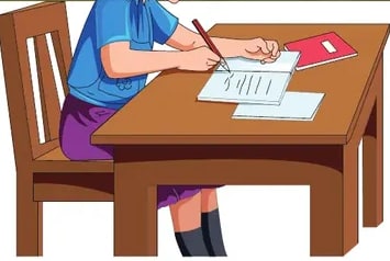 Niña sentada en escritorio escribiendo en un cuaderno.