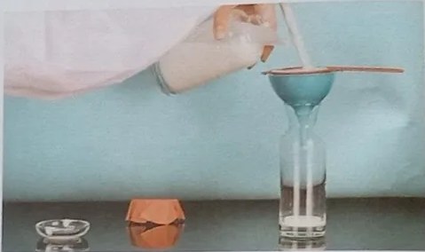 Pequeña foto del imán atrayendo limaduras de hierro.