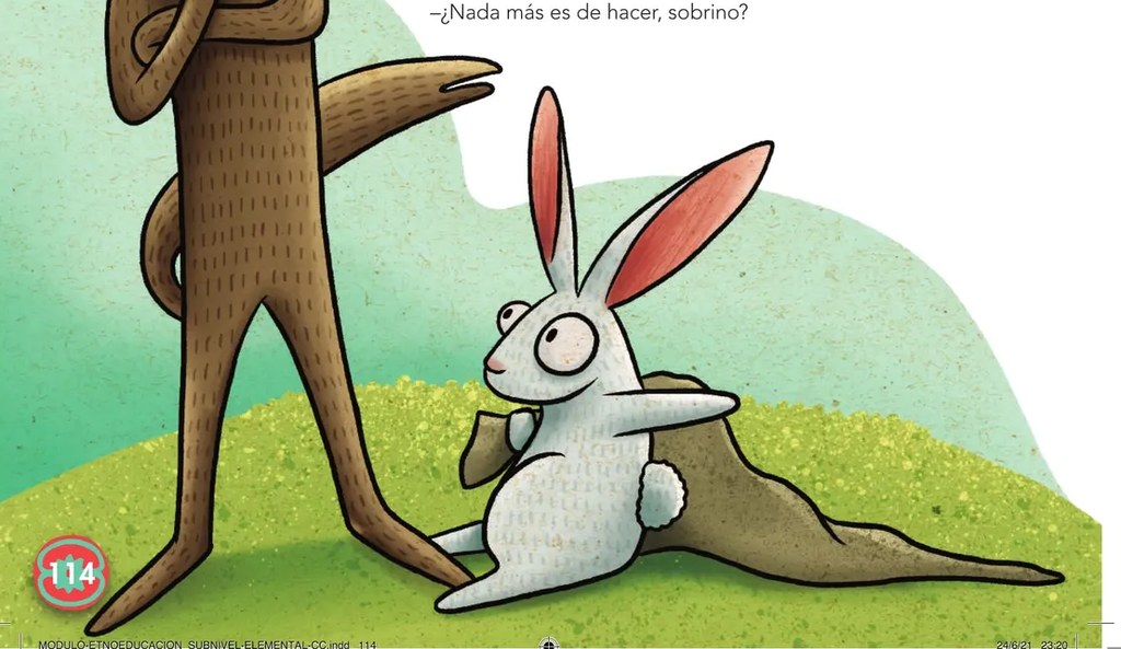 Conejo blanco sentado sobre la hierba, con los ojos abiertos y la pose calmada, contrapunto astuto del lobo.