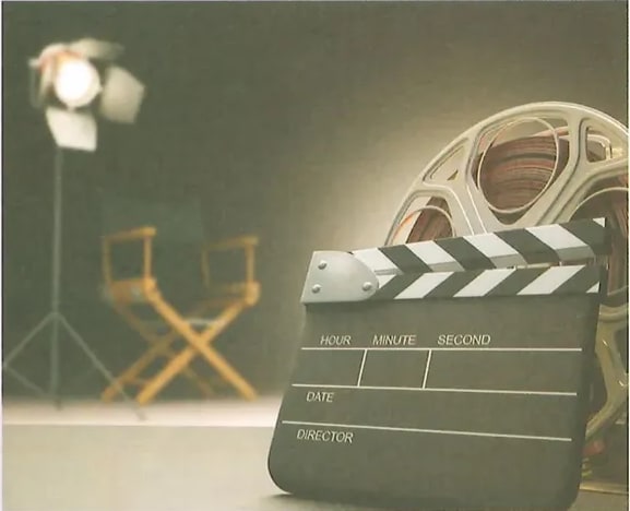 Imagen en el panel lateral que muestra un portátil o claqueta cinematográfica, acompañando la instrucción de ver el video en lynk.ec/8y21 sobre el cine ecuatoriano.