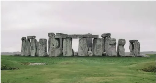 Fotografía de Stonehenge: piedras megalíticas sobre pradera verde.
