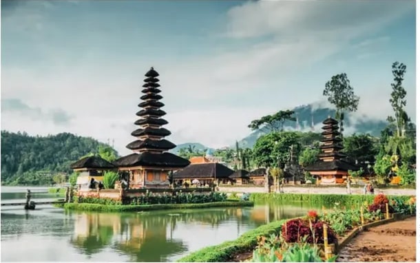 Conjunto Borobudur con su silueta de estupas escalonadas y palmeras.
