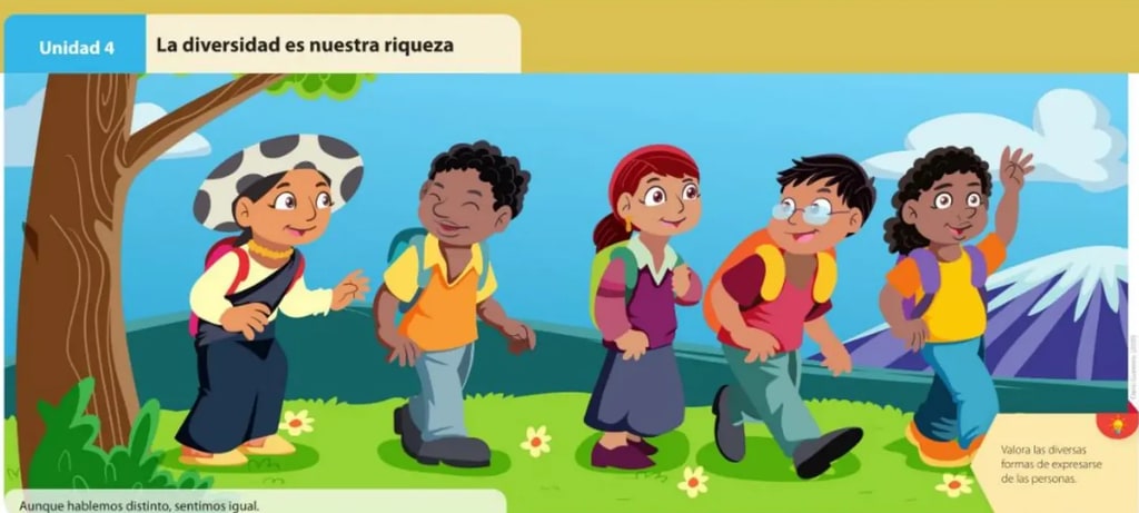 Cinco niños y niñas de distintas vestimentas étnicas caminando juntos en un campo, con el Chimborazo de fondo.