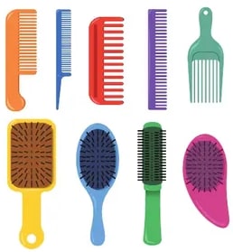 Set de peines y cepillos de varios colores.
