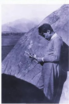Fotografía en blanco y negro de un grupo de personas, algunas con sombreros andinos, posando con artesanías y cerámica.