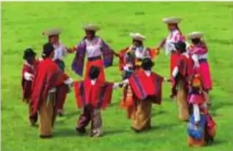 Grupo de niñas indígenas con vestidos rojos tradicionales.